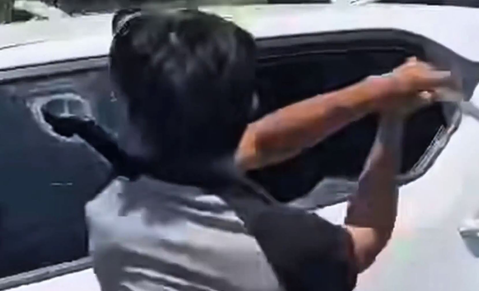 Mau thuan voi vo, nguoi dan ong dap vo kinh taxi hinh anh