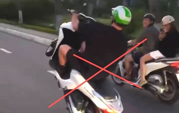 Nam thanh nien ngoai quoc 'boc dau' mo to tren duong pho Da Nang hinh anh