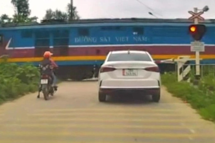 Hai nu sinh lieu linh vuot gac chan khi tau lao toi hinh anh