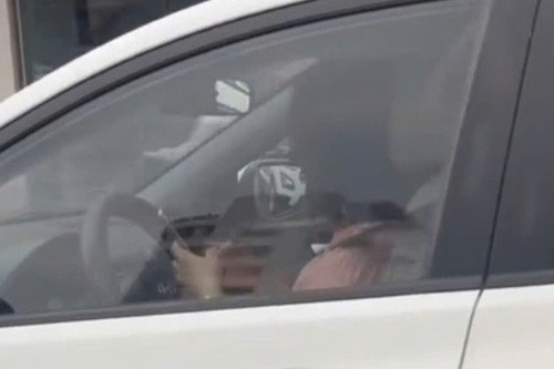 Nu tai xe vua lai xe vua bam dien thoai o Ha Noi hinh anh