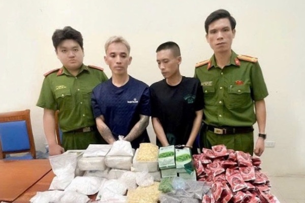 Truy to 3 doi tuong mua ban, van chuyen hon 25 kg ma tuy hinh anh