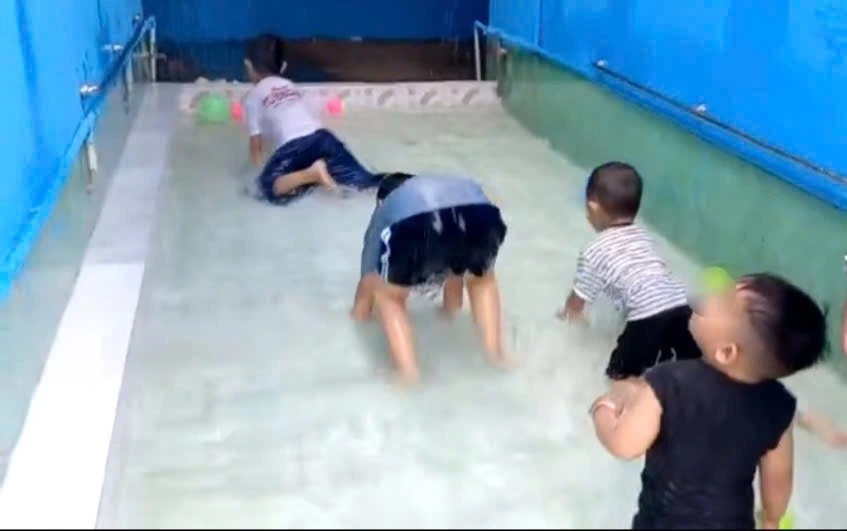 Tre 2 tuoi duoi nuoc tai nha ve sinh o Dong Thap hinh anh