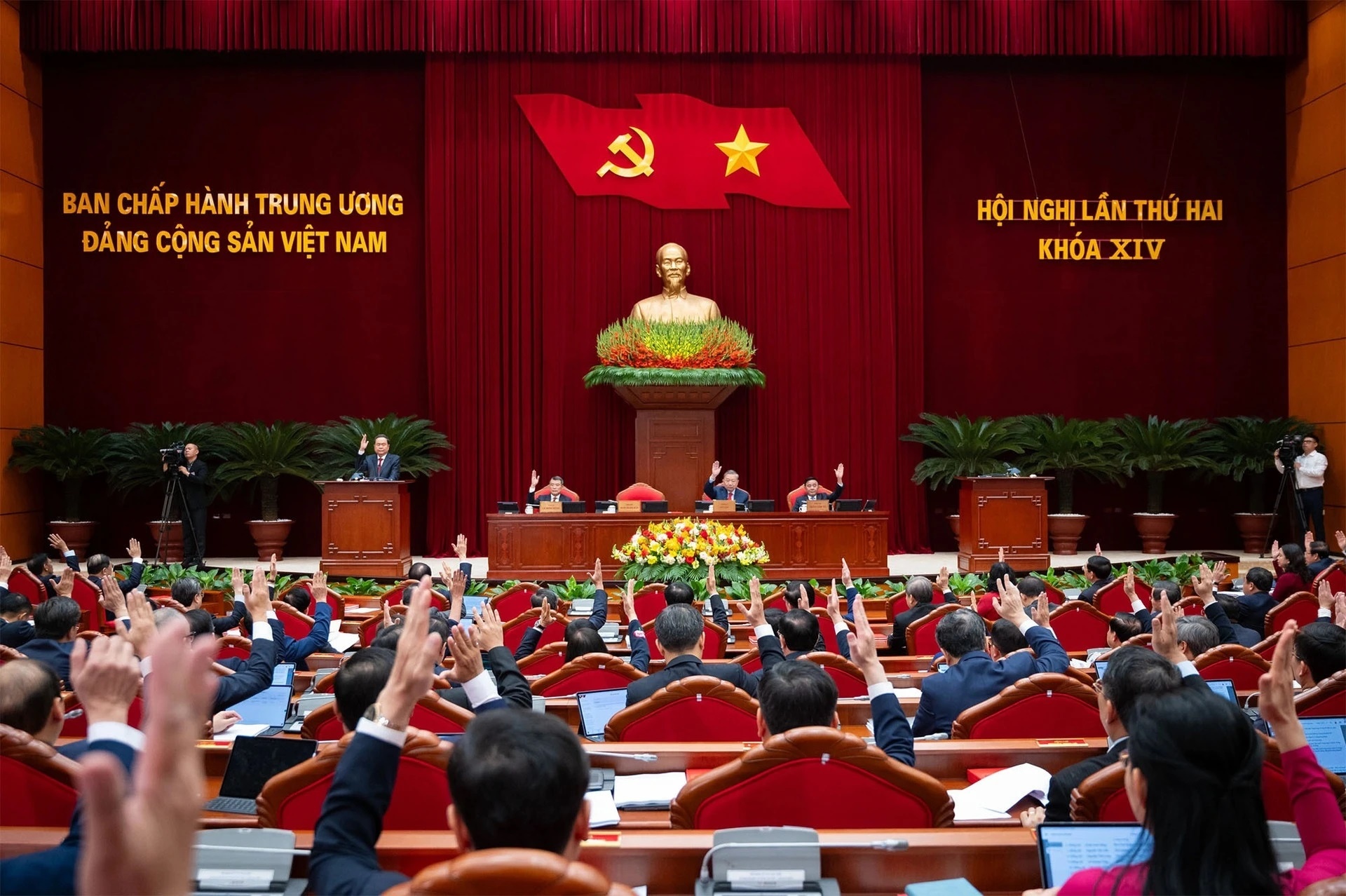 Diem dac biet cua Hoi nghi Trung uong 2 hinh anh