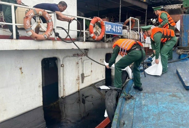 Tau cho 1.500 tan coc be tong chim o cang quoc te Long Son hinh anh