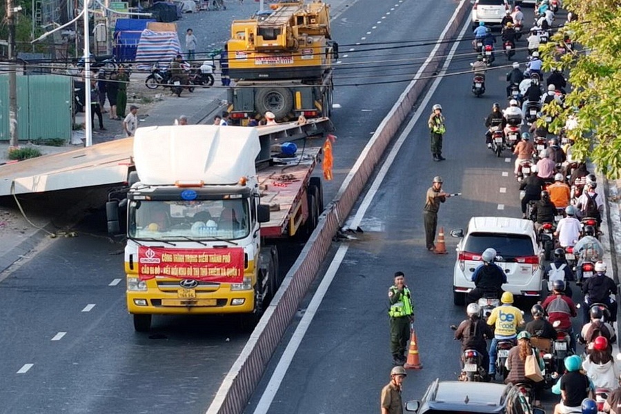 Cua ngo TP.HCM un tac vi vu tam thep 10 tan de nat cabin xe rac hinh anh