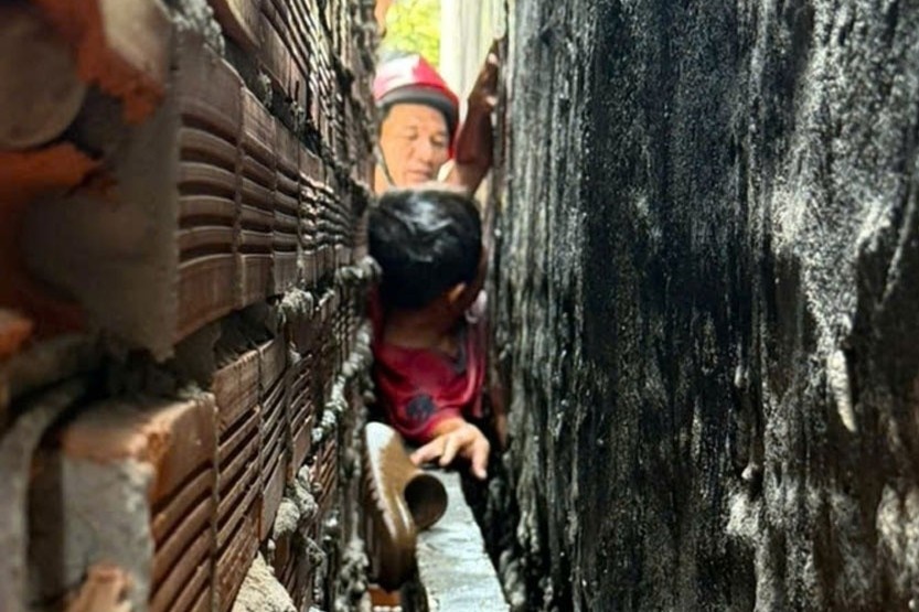 20 phut nghet tho cuu be 9 tuoi ket giua hai khe tuong o TP.HCM hinh anh