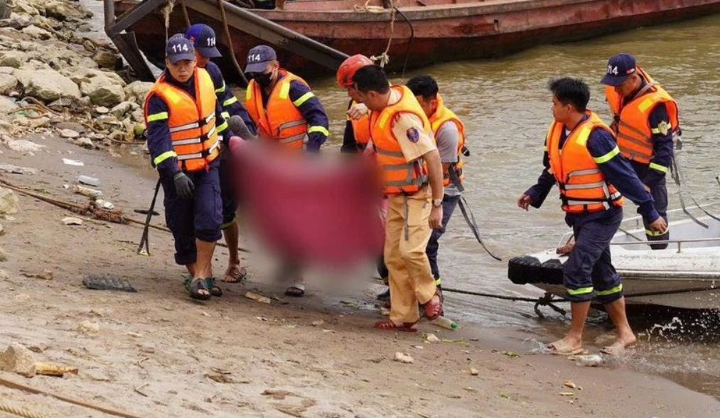 Lat tau hut cat tren song Hong, mot nguoi chet hinh anh