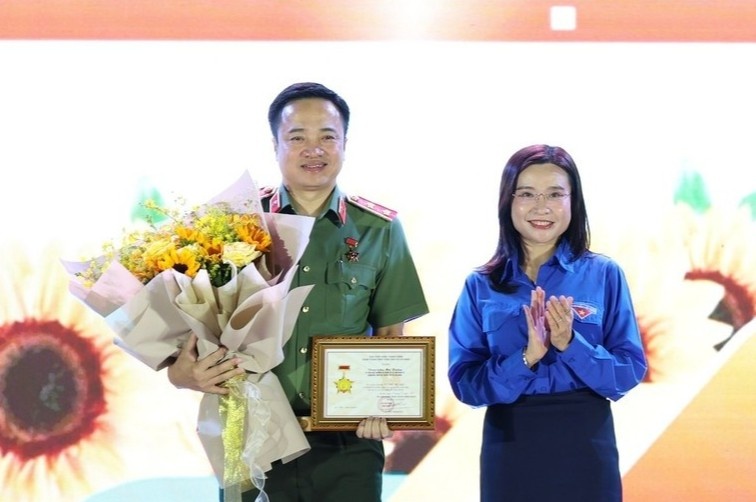 Giam doc Cong an TP.HCM nhan ky niem chuong hinh anh