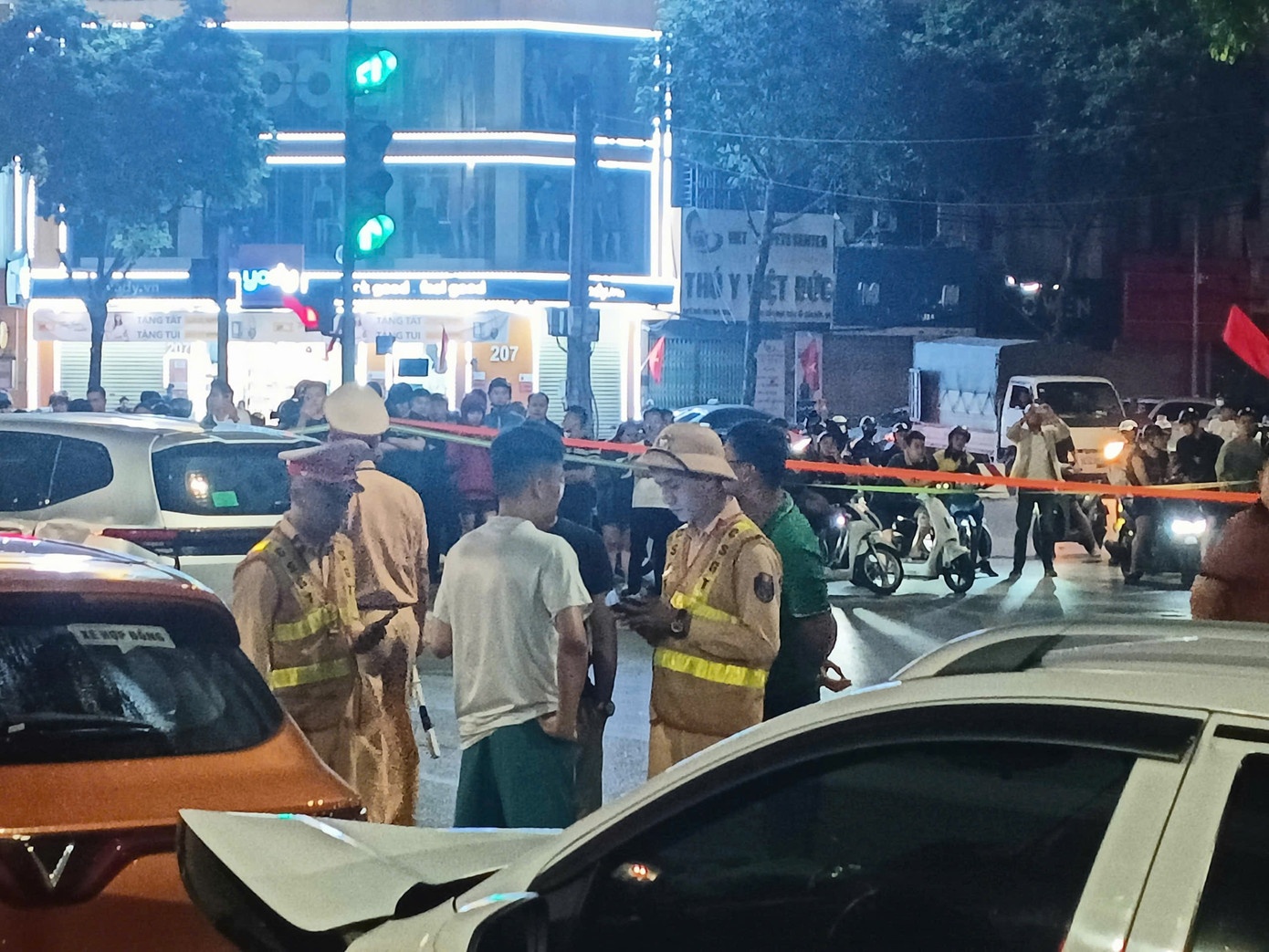 Cong an Ha Noi thong tin vu xe hop Lexus gay tai nan lien hoan hinh anh