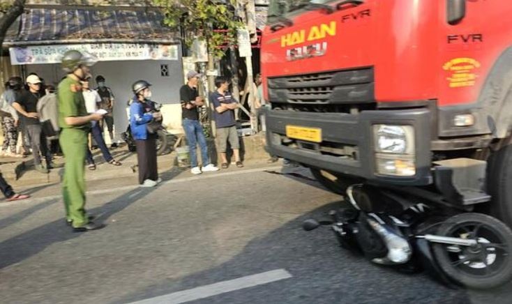 Xe tai va cham xe may o Hue, cu ong 80 tuoi tu vong hinh anh