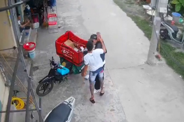 Nam shipper bi danh bang gach khi dang lua hang giao cho khach hinh anh