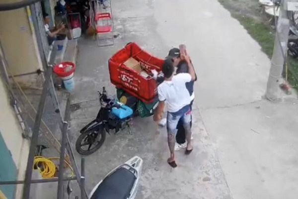 Trieu tap doi tuong dung gach dap vao dau nam shipper o Hung Yen hinh anh