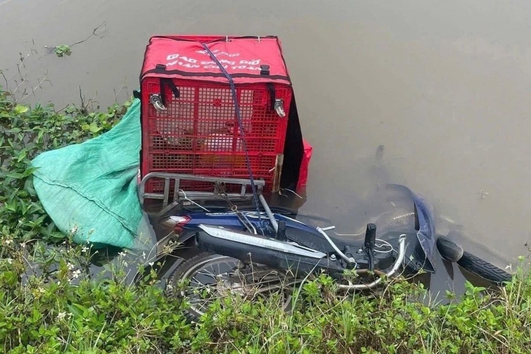 Phat hien thi the shipper duoi song o Ninh Binh hinh anh