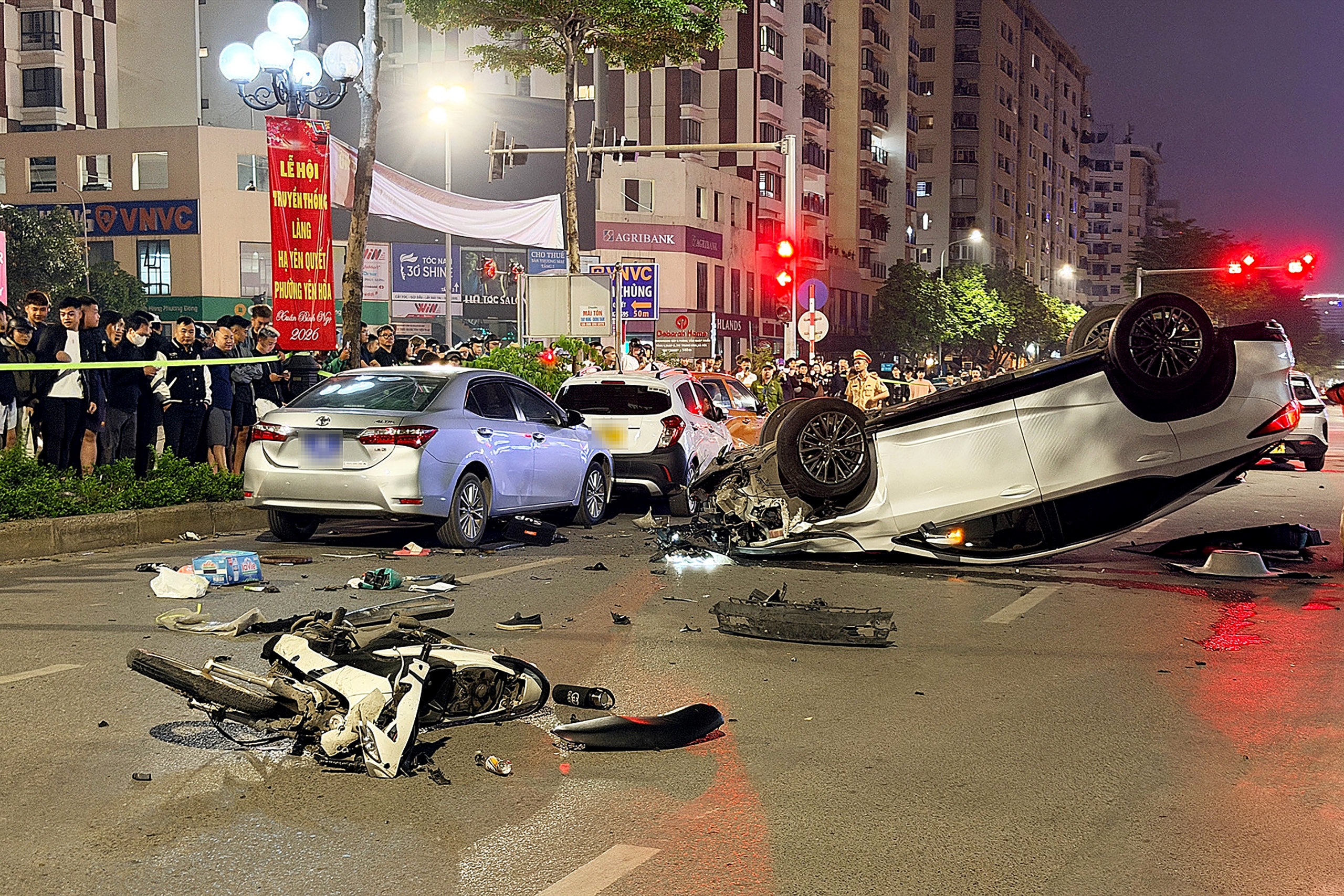 Oto Lexus tong nhieu xe o Ha Noi, tai xe khong co con hinh anh