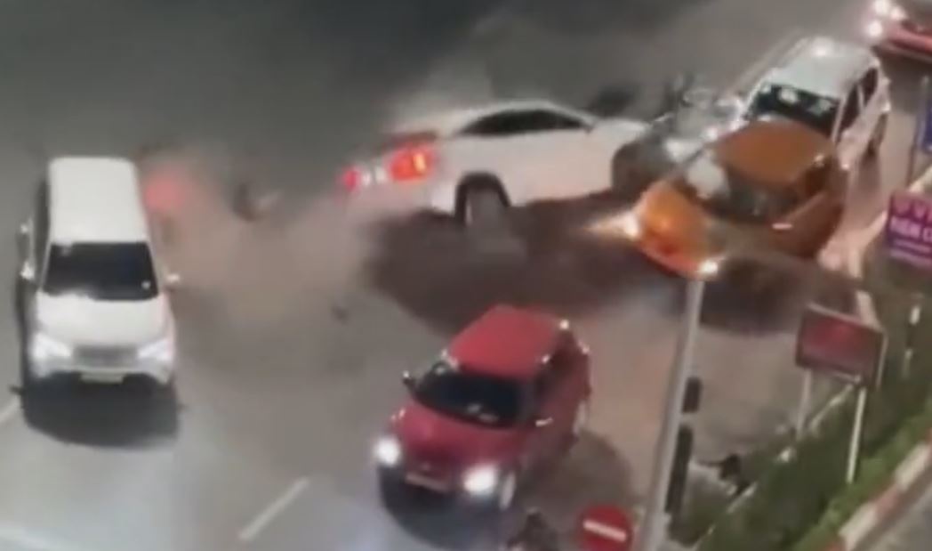 Goc quay khac vu xe hop Lexus tren duong Trung Kinh hinh anh