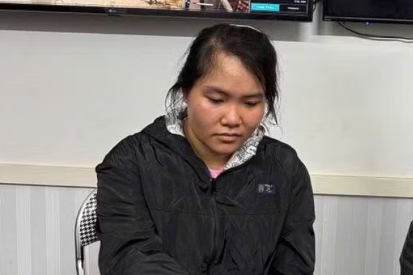 Nguoi phu nu lo ve bat thuong va bi mat trong tui xach hinh anh