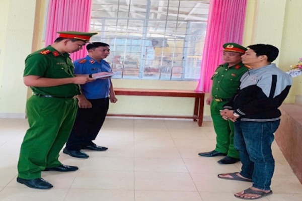 Bat giam doc cong ty de dieu tra ve hanh vi san xuat duong cat gia hinh anh