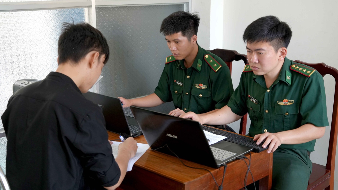 Bat 343 doi tuong,  Duong day lua dao anh 1