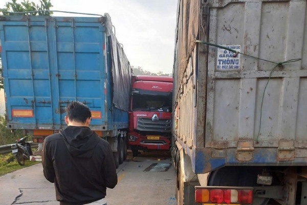 Va cham lien hoan 4 oto tren duong Ho Chi Minh, giao thong un u hinh anh