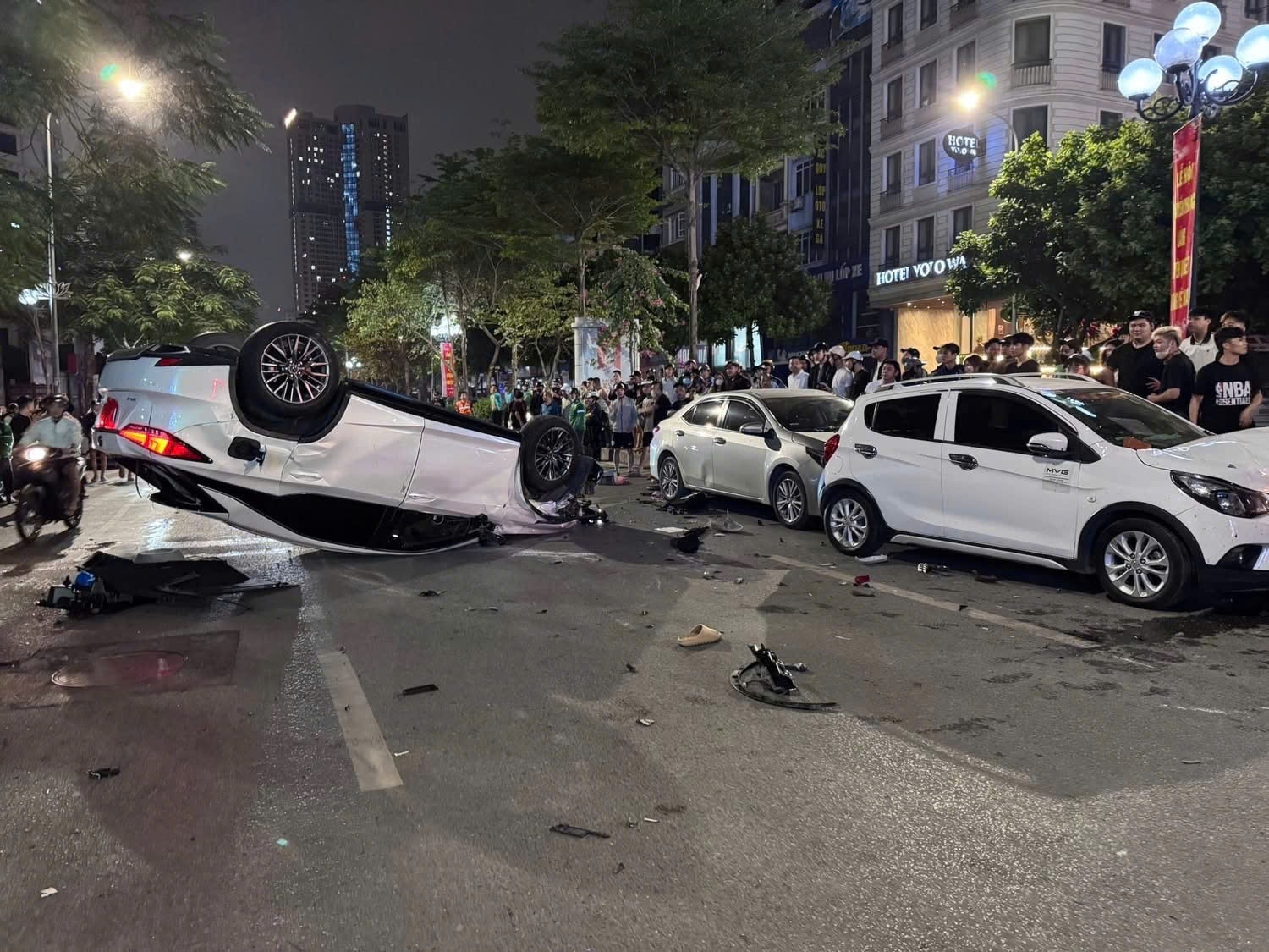 Tam giu tai xe Lexus gay tai nan lien hoan tren pho Trung Kinh hinh anh