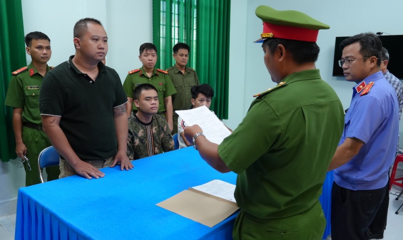 Gay roi mau thuan,  Mua ban sau rieng anh 1