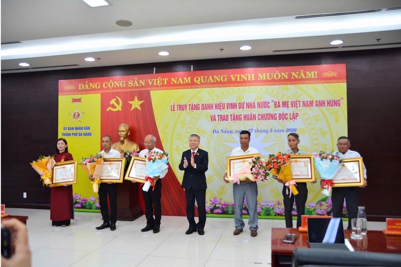 Truy tang danh hieu 'Ba me Viet Nam Anh hung' cho 12 me liet si hinh anh