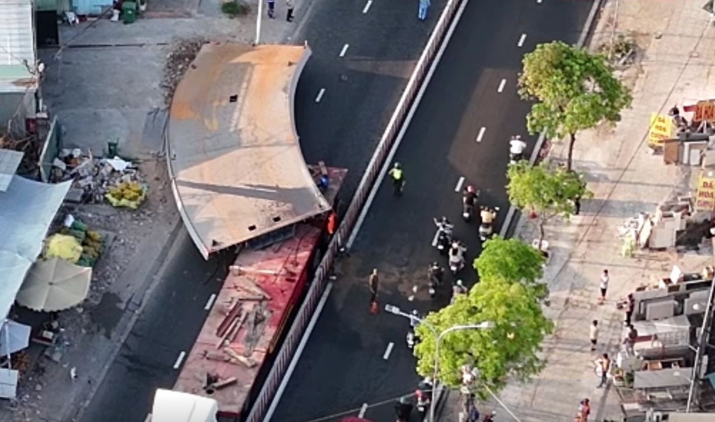 Goc nhin tren cao vu tam thep 10 tan de cabin xe rac hinh anh