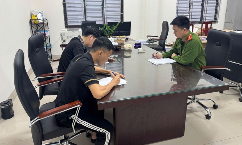 Tam giu hinh su 2 doi tuong danh bac tren khong gian mang hinh anh