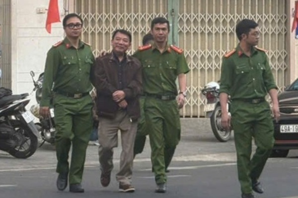 Cong an lam viec voi Giam doc Trung tam dich vu dau gia tinh Lam Dong hinh anh