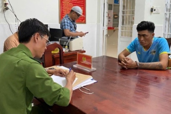 Dot nhap, dung manh kinh tan cong nu chu nha roi cuop tai san hinh anh