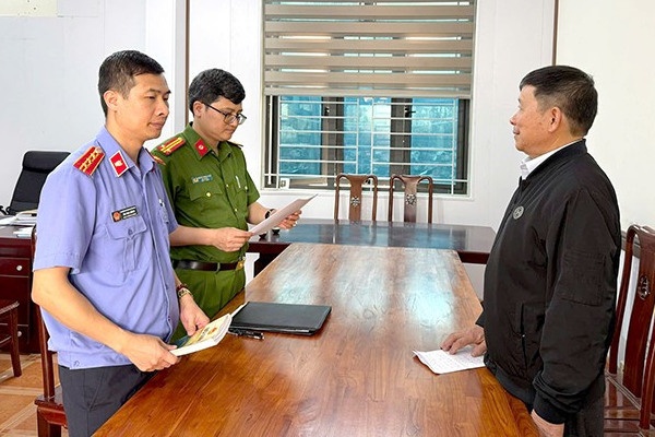 Pho giam doc doanh nghiep bi khoi to vi ban dat khong xuat hoa don hinh anh