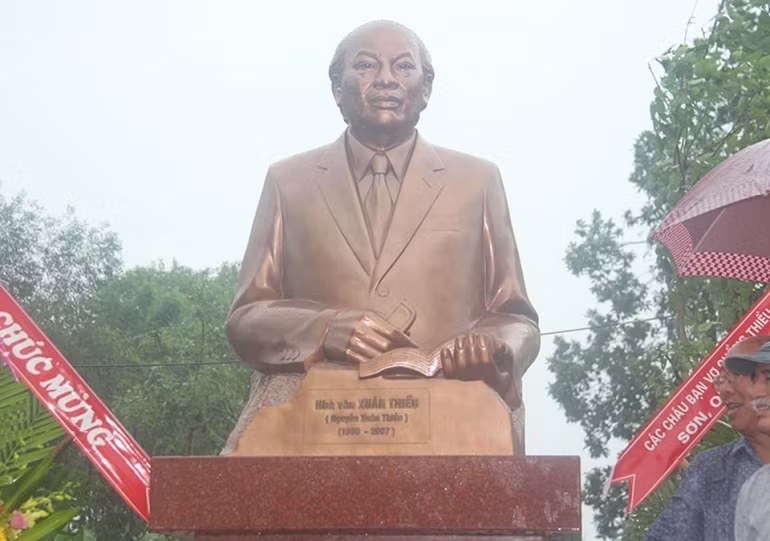 Nha van Xuan Thieu anh 2