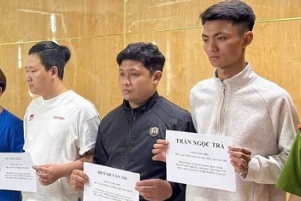 Khoi to 12 nguoi trong vu an su dung mang may tinh chiem doat tai san hinh anh