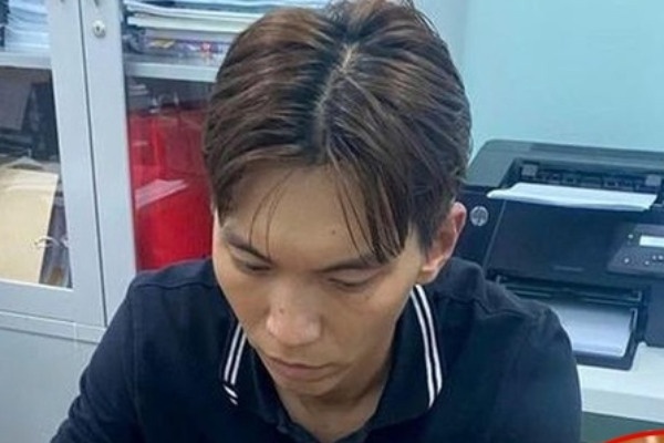 Khoi to thanh nien trom dong ho Rolex cua ban gai o TP.HCM hinh anh