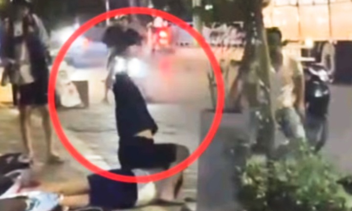 Nam sinh bi nhom nguoi di oto dung gay danh toi tap giua pho Ha Noi hinh anh