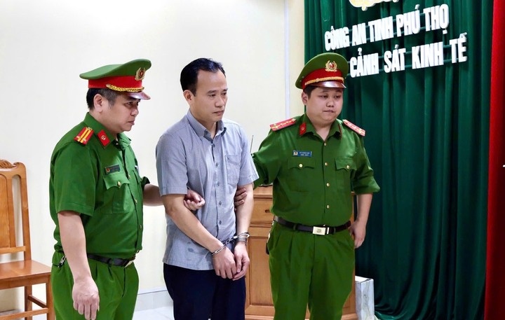 Vu 'xa hoi den' nup bong doanh nghiep o Phu Tho: Bat giu 5 cuu can bo hinh anh