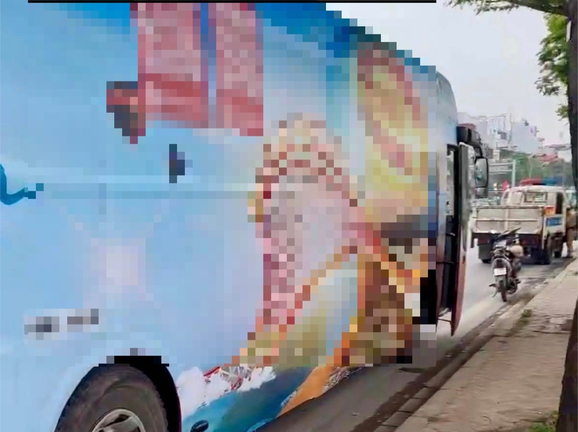 Xu phat tai xe xe khach trum kin bien quang cao dieu pho hinh anh