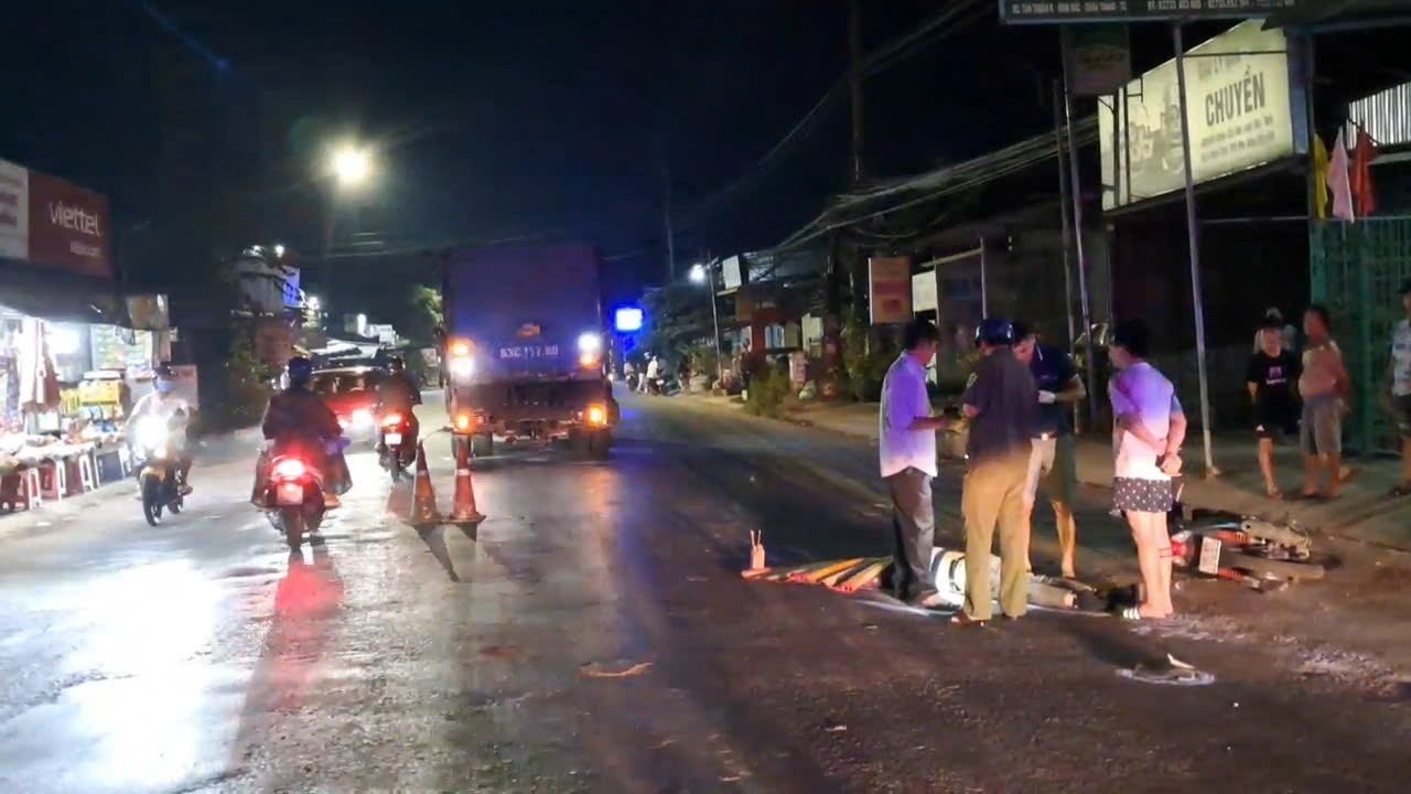 Va cham voi xe cho rac, mot nguoi di xe may tu vong tai cho hinh anh