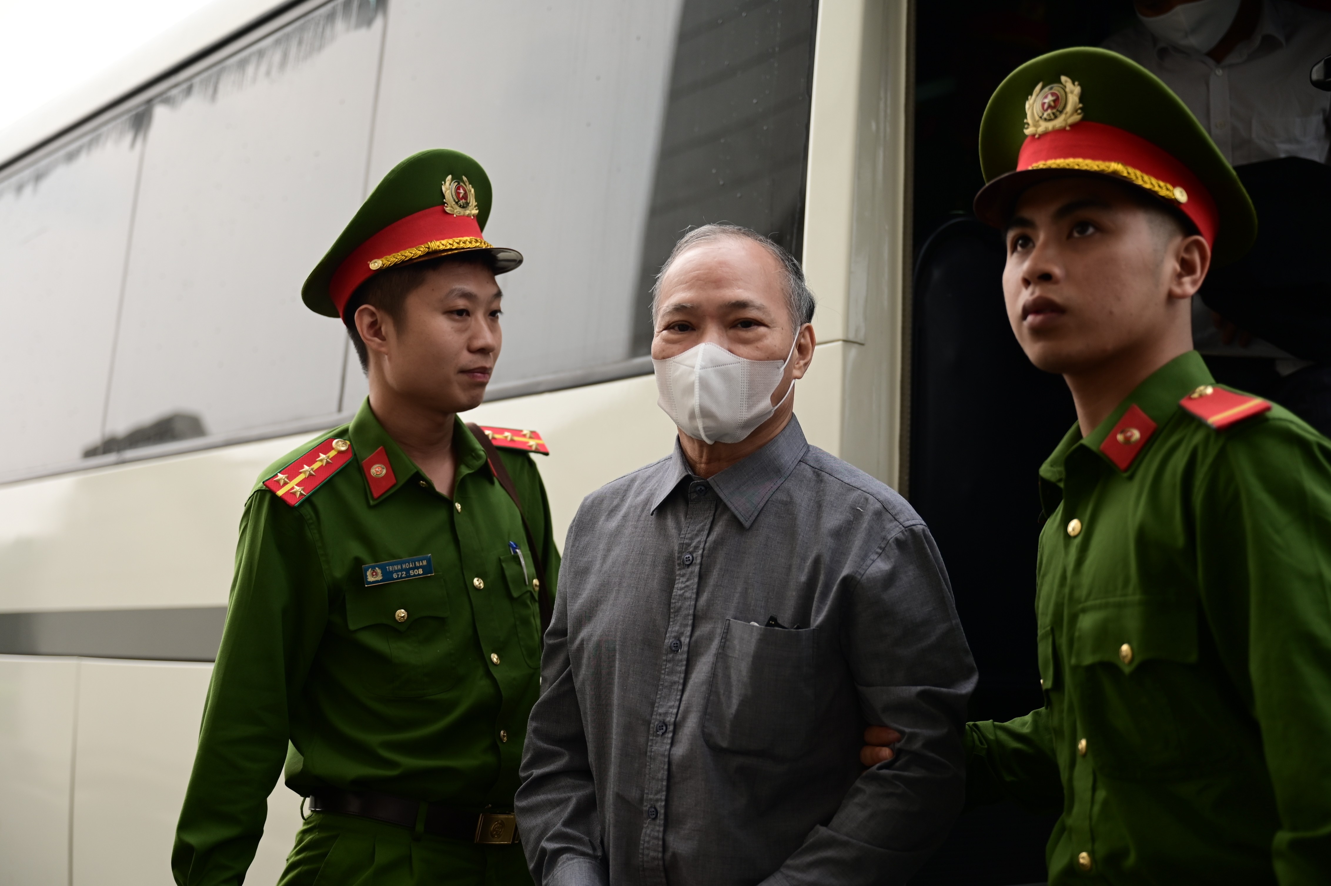 Nhan tien lien quan loat du an, cuu Thu truong Hoang Van Thang hau toa hinh anh