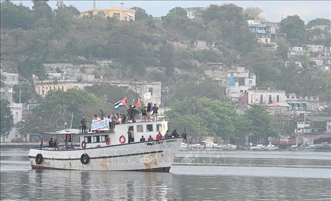 Hai tau cho hang vien tro cap cang Cuba sau khi mat lien lac hinh anh