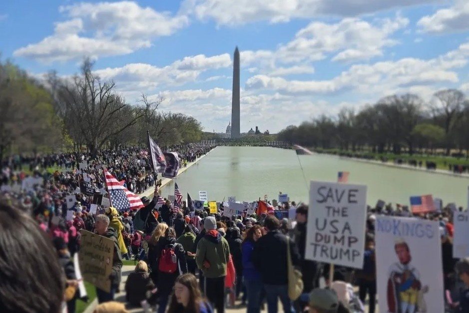 Bieu tinh 'No King' dien ra tren toan nuoc My phan doi TT Trump hinh anh