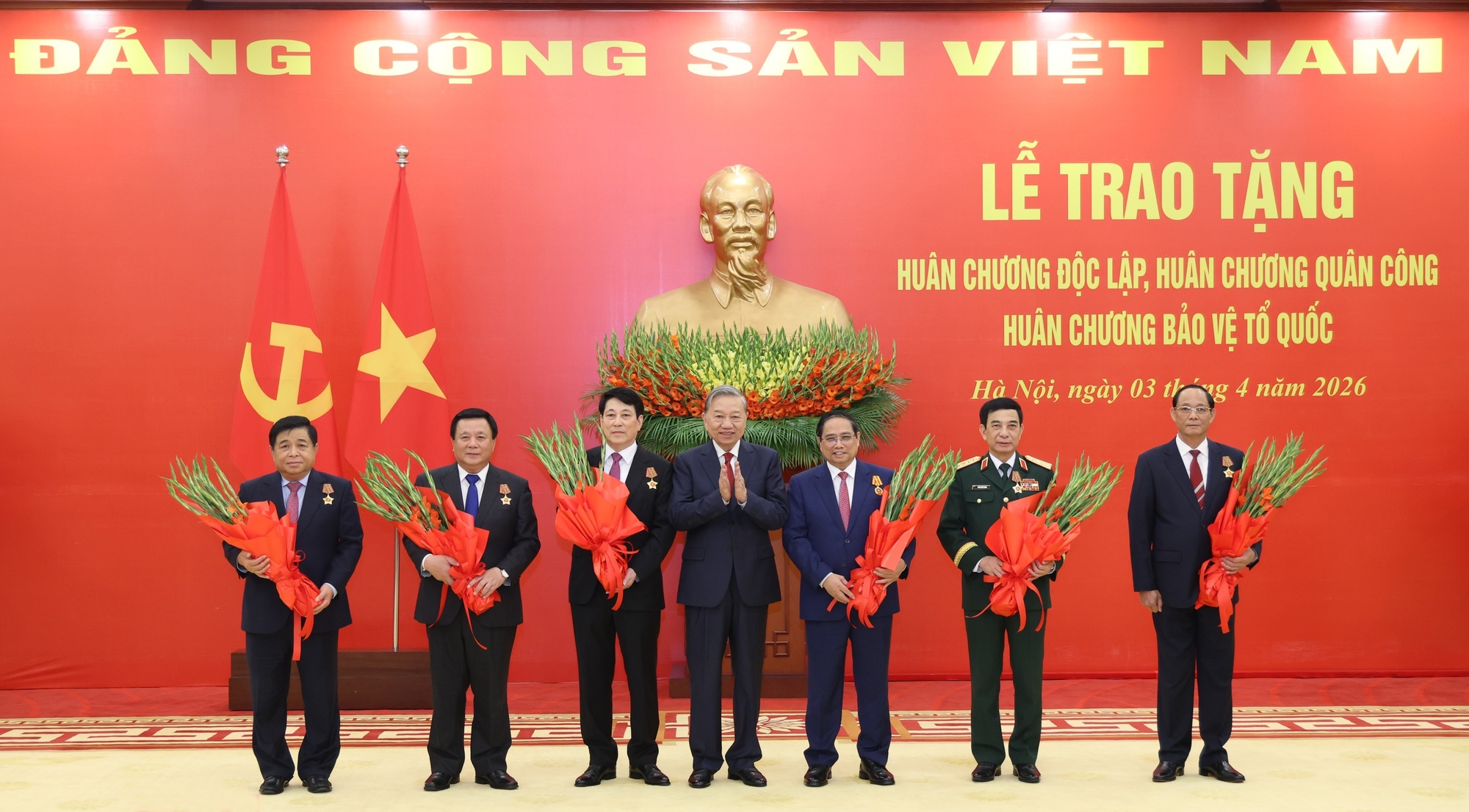 Trao tang Huan chuong cao quy cho cac lanh dao Dang, Nha nuoc hinh anh