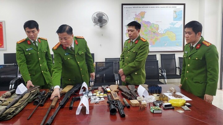 Duong day che tao,  mua ban vu khi anh 4