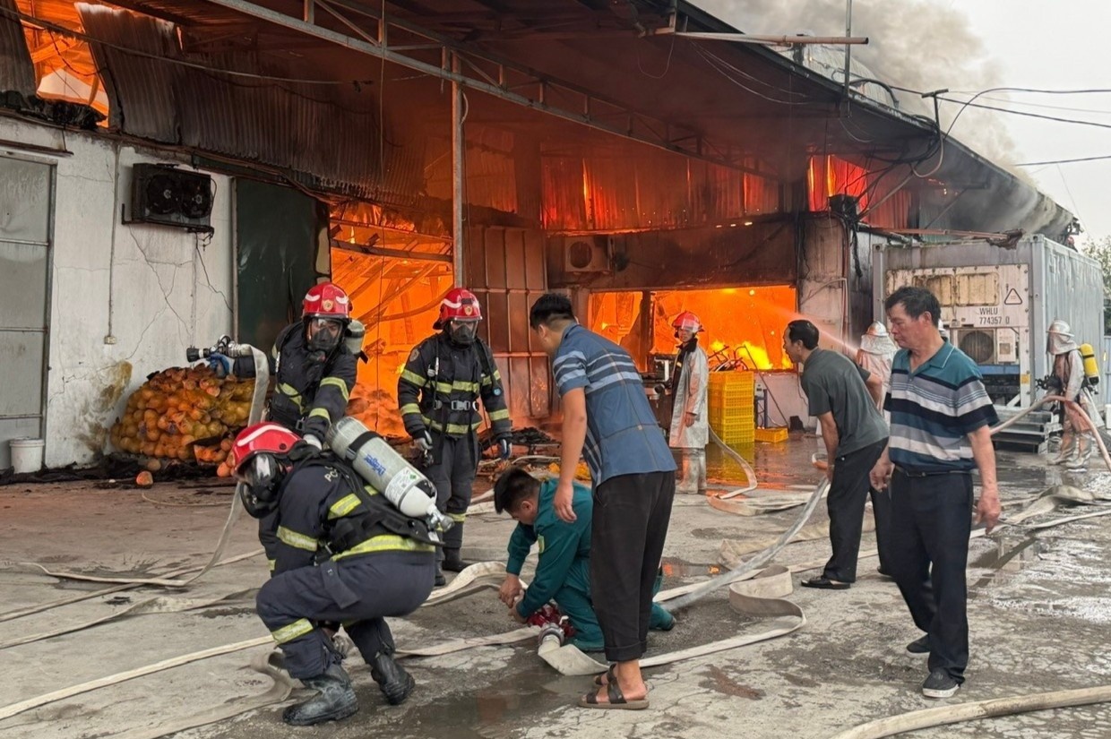 Xuong banh keo o Ha Noi chay lon hinh anh