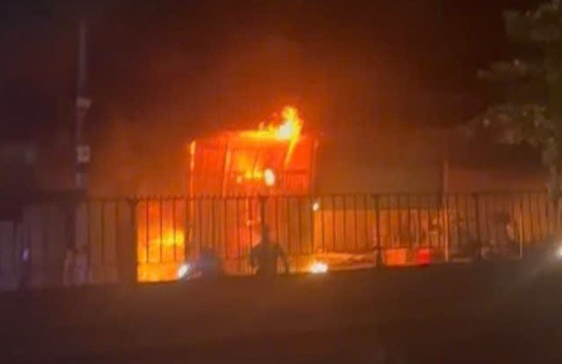 Hang xom dap cua cuu 3 nguoi trong vu chay nha o TP.HCM hinh anh