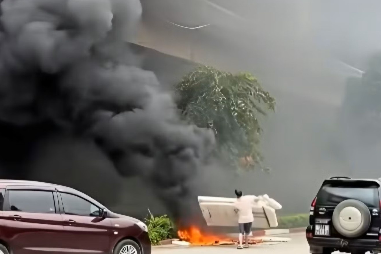 Nguoi dan ong dot rac gay khoi mu mit cau Thang Long hinh anh