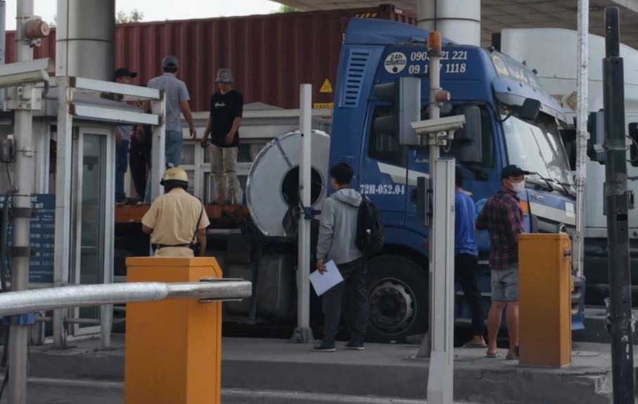 Hai cuon thep dut xich, roi khoi xe dau keo o TP.HCM hinh anh