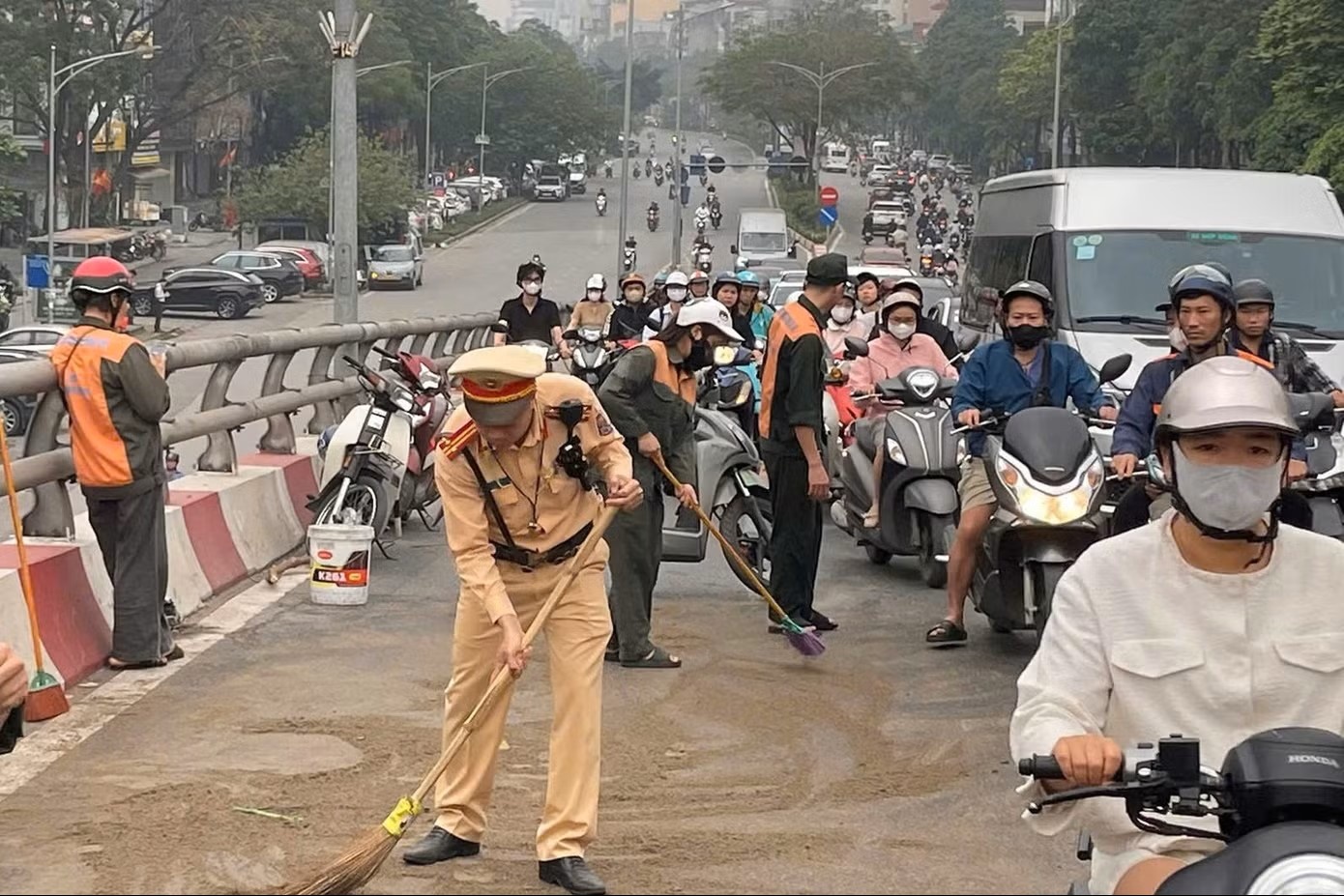 Vet dau loang dai 50 m khien nhieu nguoi di duong truot nga hinh anh