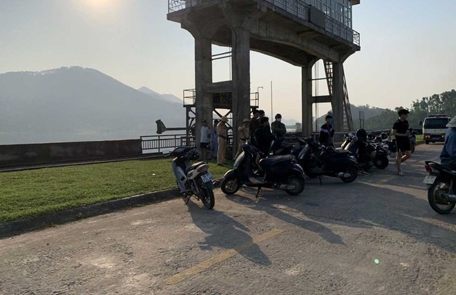 Hai vu duoi nuoc lien tiep tai mot dap nuoc trong cung mot ngay hinh anh