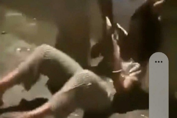 Nu sinh lop 7 bi danh hoi dong, keo le tren via he hinh anh